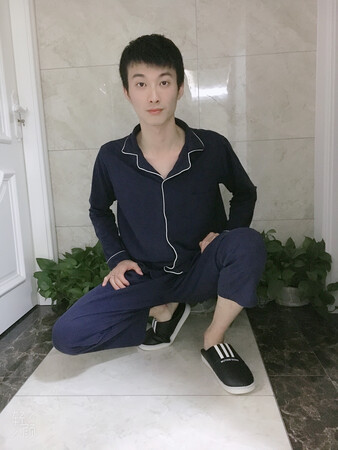 鞋子收到了，质量很好，没有异味，软软的穿的很舒服，最近刚好降温，洗了就给老公穿了，颜值高关键还不显脏