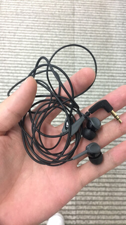 音质音效：很不错
舒适度：还可以，有听诊器效应，习惯了就还好，放着音乐不显
比较容易缠