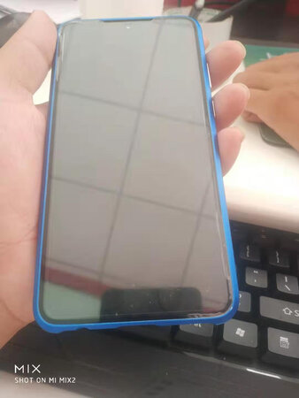 不太满意，有缝，另外太滑了，掉到地上手机屏也坏了