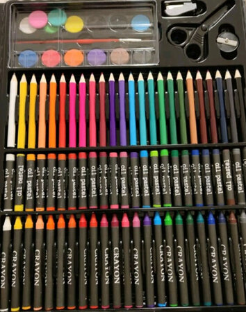 150件绘画工具，有彩笔、蜡笔、胶水、剪刀、卷笔刀还有调色笔和调色盘等等，非常齐全，性价比很高，小学生也足够用了，孩子非常喜欢画画，送给她这一套非常满足，质量也不错，各种颜色也很鲜艳，京东每次搞活动，买来都非常的值得