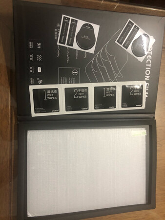 质量很好的一张保护膜，高清品质，贴上去对屏幕显示的内容基本没影响，套装里送了两套干湿纸巾和导向除尘贴。一开始不小心把保护膜贴歪了0.5°，在完美主义的作用下，我把保护膜拆除重新贴，没想到拆出来后膜的边角居然没留下痕迹，我把角度调整好后重新贴，贴完完全看不出是重新贴的。