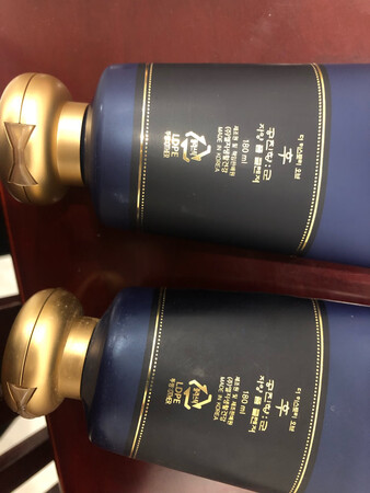 给我的感觉不像是假的，但是字体有点毛糙，手机拍不出来，肉眼看的出来的。对比了一下洗面奶颜色气味基本相同，这要是假的那也太厉害了，用过再说吧