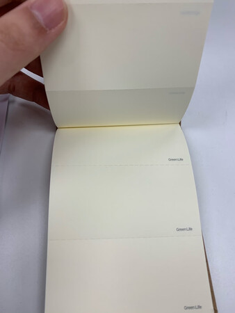 首先说下物流方面：物流速度很快，前一天晚上下的单，第二天上午就到货了，作为双11期间下单购买的货物，送货速度相当快了，值得表扬?。
其次再说下商品本身：本子挺小巧，分3种规格，一种是一张纸分6份（可撕），一种是分3份（可撕的）一种是整一大张纸可撕的（具体看图片）用起来挺方便，纸的可撕规格多样化，而且产品的设计比较人性化，且产品原材料特别低碳环保；小本子的封皮比较硬，因此放包里不容易压坏，综合来讲，质量不错，五星好评
