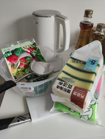 本来打算去超市买，想了想，一堆东西不好拎，在京东买就很方便了，早上买下午下班正好到家，就很舒服。而且物流师傅态度特别好，点赞。而且京东的售后也特别好，有什么问题会很快帮忙解决，买的这些东西比超市价格也便宜了不少，总之我信赖京东，还会坚持使用京东！