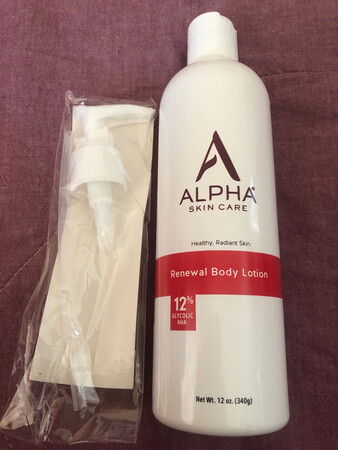 升级的按压式瓶嘴，方便使用，乳液涂在身上很滋润，香味不是很浓重，去鸡皮效果期待中