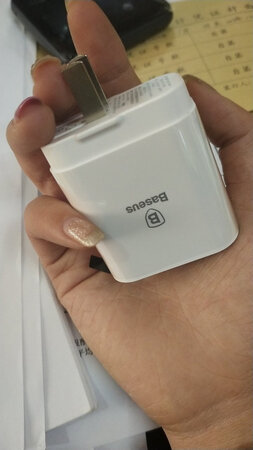 质量很不错，这个价格低，质量好，用起来方便，可以多个充电，可以用这个来充多个手机，老公送给我的，在单位用很方便，也很合适，我喜欢这个样子，还可以做镜子，很喜欢，可以折叠，收起来方便的很，我同事想带两个放到家里用，手机多，福利到，价格合适，还是个快充，很赞的哦