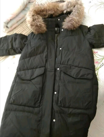 拍了一件黑色的，送给妈妈，上身效果不错，年轻时尚，毛毛和面料也很好！妈妈很满意！快递员很负责，电话没接到，找了好久，直到送到手上！