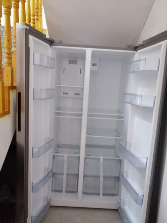 买了这款风冷无霜大冰箱，终于不用再受清理冰箱冰块的痛苦了，冰箱简约大气，储存空间大，变频低耗值得购买。京东物流好赞，农村都能送货到家，而且快，让老家的父母也能享受到送货上门的服务，我敢说我家这款冰箱是我们村第一台双开门大冰箱，哈哈