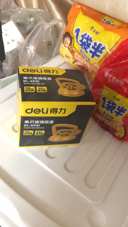 真的是超大的一个，吸力非常的强，我只有在做工的时候才看到过有人用来吸静电地板，没有想到这个东西也居然可以用来家用，但是还是觉得有点小题大做，是不是直接用那种小个的就可以，没有什么必要用这么大的家伙，还要找个工具箱放起来，我以前用那种小个的也可以把天花板的吊顶吸下来