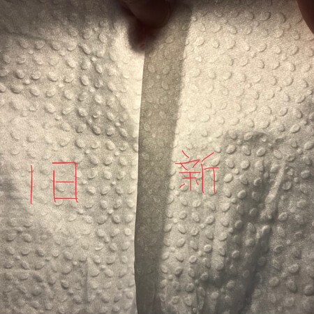 这次买的纸质量绝对有问题！和我以往买的手感真的是“天壤之别”，这次的纸张手感就像“公共卫生间里面的擦手纸”！之前的纸张柔软细腻，这一次简直是买了“三包砂纸”！！！