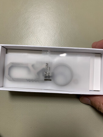 带刻字服务居然发货速度堪比伙计，大大的好评先！钥匙扣很精致很漂亮，拿到手就知道钛合金一点不假。送了葫芦还有好多钥匙环，当时没仔细看商品列表，如果当时选马蹄扣的就完美的不能再完美了。当然这是我自己的失误，与卖家无关。会推荐这个钥匙扣，更会推荐这个卖家，以后有需要首选了！