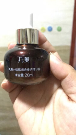 感谢京东购物平台带给了我们良好的购物体验，一直在京东买东西，也非常信赖京东，一直想买一款精华液，突然看到，这款在搞活动，就赶紧下单了，完美也是个大品牌，放心使用，下单以后卖家很快就发货了，到货以后打开验证了一下，的确是正品，试用了几天，保湿效果非常好，5分好评以后有机会还会再来购买的，支持商家支持京东！