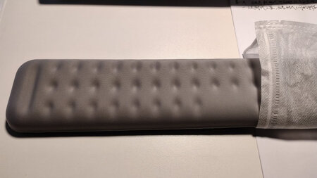 气味：比较淡，可以忽略。
舒适度：舒服，高度合适，配机械键盘。
尺寸大小：匹配87键盘刚好。
触摸手感：偏软，垫手合适。