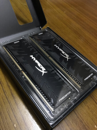 综合考虑下来 这个内存最适合我 频率高 不折腾 没有rgb污染 手感舒服 沉甸甸有份量 第一次开机提示内存错误重插以后 一切正常