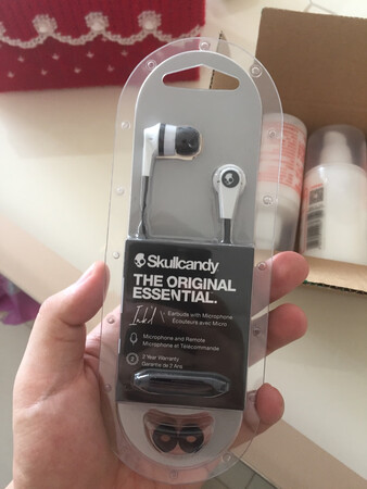 说真的，很感谢京东。物流非常快，西安到我家都要七个小时火车，我是前一天下午买的东西，今天早上就送到了，辛苦了熬夜加班的物流师傅们了，刚才试了耳机，音质没得说，以前的一款橘色的小伙伴陪了我两年，前段时间不幸丢了，重新买了一款，一如既往的支持，真的，感谢这么快的物流与这么好的服务。