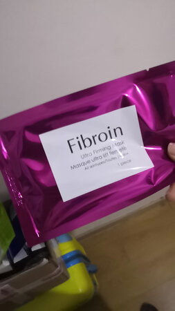 一直用他家面膜，实惠好用
产品质感：轻薄，精华多
使用感受：水嫩，我每天都会使用，效果特别好
适合肤质：我是混合性皮肤，一直用的绿色和蓝色，这次试一试紫色
补水效果：补水很足
贴合效果：服帖舒服
其他特色：最基本的就是最特色的