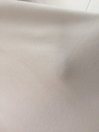 第一次遇到这样子，用商家的话来说边角线正常的剪掉，发过来衣服是脏洗洗就好，实在是搞笑