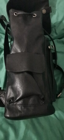 背包收到已经使用了一段时间，首先说一下背带的铁扣，这个设计非常好，保证了背带衔接的实用程度，里外两个磁吸扣也保证了包里私人物品的安全，皮质的耐磨耐折性能目前还是不错的，后续试用继续追评。