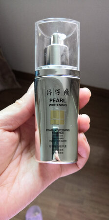 这是一款性价比很高的精华液，做活动价格更实惠，外包装很结实，还送了一罐珍珠膏，虽然价格便宜，但是用起来也还是很滋润的，瓶子内包装精致，一看就是有档次国货，中国的名牌，使用时，只要挤出两三滴就可以了，用完以后感觉皮肤细腻保湿，手摸上去滑滑的，使用效果可能还要需要一段时间以后再追评