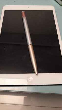 产品质感：眉笔有金属的笔套，很高级，。
很有质感，一端是普通的眉笔，另一端是眉刷，很实用。
产品颜色：栗棕色，自然
显色效果：嗯，是，好上色
其他特色：眉刷很实用，虽然一端装了没刷，减少了眉笔的长度，但基本眉笔没有用完过。