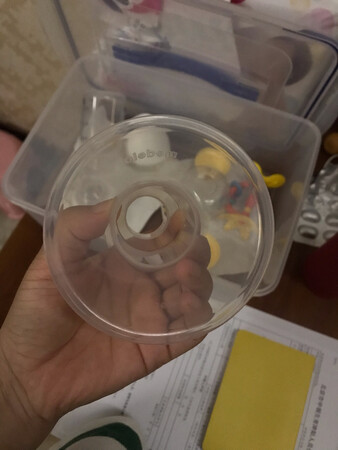 买的美德乐的吸奶器，可是配套的是最小号的，话说，妈妈们应该都用不了吧，吸的乳头疼，直接配个大号的不好吗？现在还要自己买一个，然后那个扔掉，又浪费钱，又浪费资源，真不知道咋想的。
