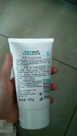这个刚刚买回来就用了一下，感觉味道挺好闻的，而且对皮肤不刺激，特别温和，可以清洁油脂，同时洗完脸后感觉脸上挺Q弹的，用完还会再买