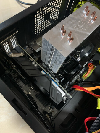 一级棒，之前用低端GT730带两块1080P显示器没问题，换成3440*1440后卡的不行（不玩游戏，打开照片文件特别多的文件夹都卡），插上这块，涛声依旧，流畅的不得了，满意。