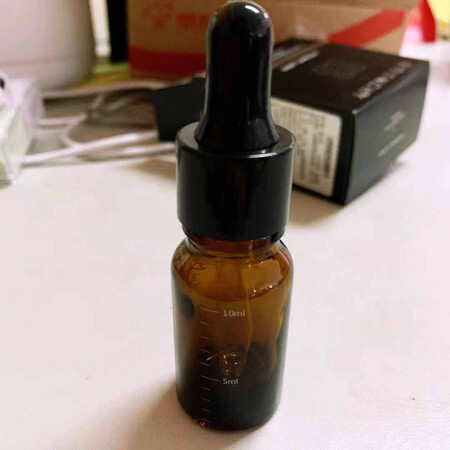 双十一买的送了超多赠品，调配瓶、棉签还有一片面膜。在手上试了一下，不是特别油腻，无色无味，用来去黑头的，期待传说中的效果啦，总之还是十分可以的呢。