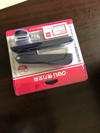 买了一大箱，质量跟实体店一样好，但要优惠些呢！