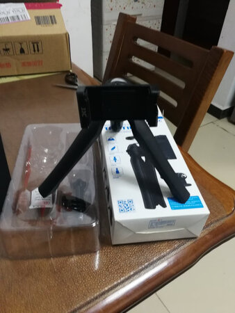 感觉很结实，手感很好，手机放在上面很牢固。