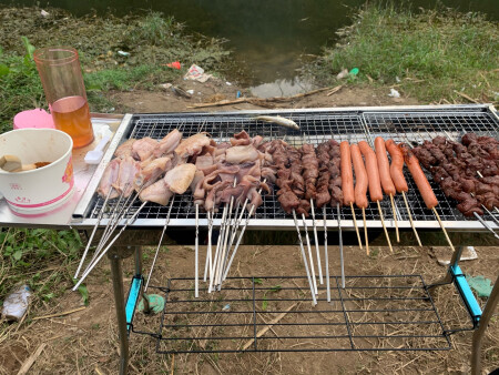 室内室外：这个不太适合室内用吧，因为烧炭的，室外用着还可以，刚到就拿去用了
用料材质：应该是不锈钢的，用材不是特别厚。
适用人数：10多个人都是还可以的，毕竟出去玩儿肯定不是以吃饱为主的嘛。
重量大小：不是很重，有个袋子提着挺方便的。
热源类型：生火特别方便，一下子就生好了，也不会熄灭，碳也很容易点燃。
便携性能：方便携带。