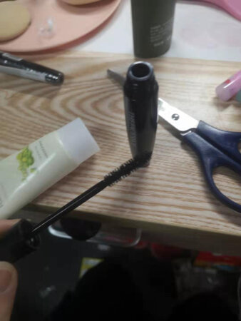 虽然是给我女朋友买的 完全不懂 但她说感觉还可以  亮差不多可以用个年把了 非常值这个价格
买这个眉笔还送了两瓶小洗面奶 虽然不知道好不好用 但起码也是有这一份心意 很棒的啦 先用用看 以后再追评论
