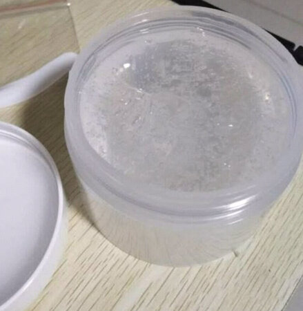 很好的芦荟胶，因为总是长痘痘，之前一直用完美的，但是感觉好贵，所以犹豫好久换了李医生的，之前用过他们家的去角质凝露，感觉很不错，这次的芦荟胶也达到了我想要的效果，量大便宜，还能缓和肌肤，对于红肿的痘痘和痘印都有效果，完全可以替代完美了，对于痘痘肌晚上涂一涂还是很有作用的，推荐购买