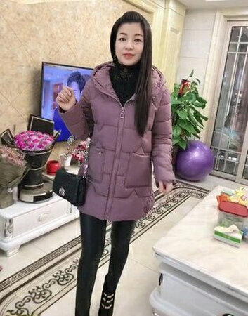 买了两件，紫色和酒红，穿上太美啦，衣服颜色没有色差，做工基本没有线头，走线也很平整，很厚实但不显臃肿，内衬也很好，总之非常合适，阿姨超级喜欢！