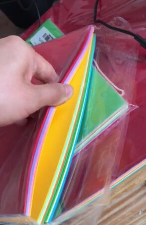 这次买的一色的。可惜120克以上没有同色整包的。
纸用的不错，京东送的也快，就是一起买的但是京东分两个快递公司的包裹送过来，差点儿没收到。不过客服和京东小哥态度很好一直在跟进。买了80克、120克的。120克做封面有点薄，一般折纸可以的。