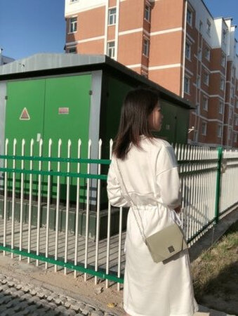 很休闲的卫衣，客服态度很好，做工精细，没有多余的线头，尺码标准，值得拥有