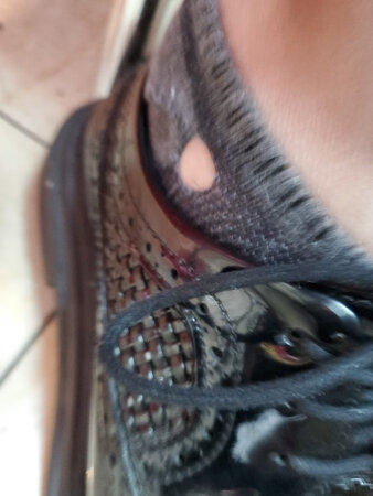 质量不是一般的差,买了一个星期开始开裂,以为只有一双这样,后面一盒袜子都是这样,客服说超过一个月了不管了。