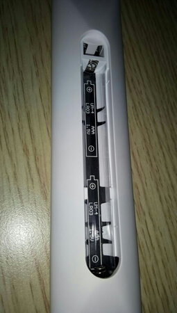 原配的遥控器用了半年就因为电池漏液造成按键失灵报废了。虽然用手机的无屏助手也能操作机器，但毕竟不如遥控器方便，一咬牙再买一个吧。吸取上次的教训，剪了塑料膜垫在电池下面，这样就算电池漏液一时半会儿也不会损坏电路板。