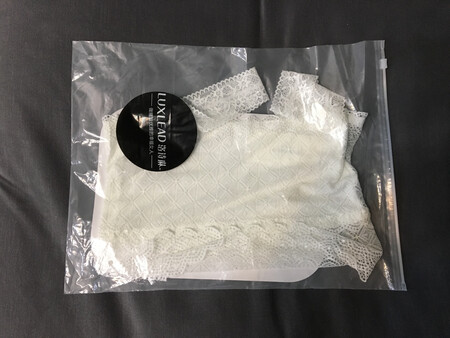发货及时，快递给力。外包装过于简陋，包裹脏污破损，不忍直视。吊带背心比较轻薄，线头较多，质量一般，价格小贵。尺码偏小，穿上有点紧身。抹胸蕾丝设计显得温柔俏皮，比较好看。不足之处面料不是纯棉的，不吸汗不透气。总而言之，勉强凑合，不甚满意。