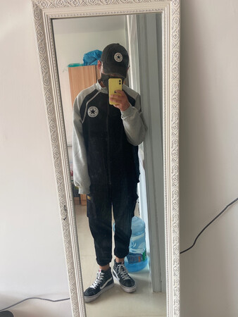 真的挺好的 穿上挺舒服的 也挺年轻的 推荐大家购买 物流也挺快的 现在这样的商家不多了 值得称赞 以后回来来加购 也会推荐朋友一起过来 虽然有线头 但是不怎么影响  毕竟这个价格也超值得了嘻嘻嘻嘻嘻嘻