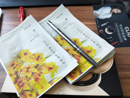 产品质感：保湿效果好
使用感受：晚上用了再说
适合肤质：所有
补水效果：特步补水哈