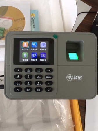 科密考勤机好用，公司一直用科密的，用了几年坏了，换了中控的，虽然看起来高大上，但是真心不好操作，排班也经常出现班次冲突，可是明明就是正常班次的啊。科密的就很好，排班很好排，有上下班闹铃，密码考勤、指纹考勤、可以输入多个指纹，迟到打卡会播报您迟到了，中控的不播报，怎么打都是谢谢。这款还比以前用的老款多了输入名字的功能。总之目前用的觉得不错，推荐入。