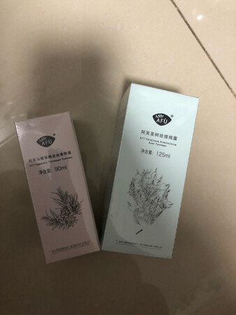 看了阿芙的介绍，决定买来试试看，最近狂起痘痘，买来用用看，当然需要一段时间才能看出效果。这是个组合产品，可以按照他们的说明进行配置，再用，比较不错，还有一个配置瓶子，给我漏发了，客服不错，立马给我补发了。我还买了他家几瓶纯露，搭配起来用用，看看能不能对痘痘有个缓解。