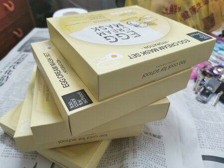双十一活动力度比较大，一下子囤了五盒。初次使用感觉不错，面膜纸滑滑的，很特别。