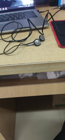 做工质感：有点廉价
音质音效：还可以
舒适度：很舒服