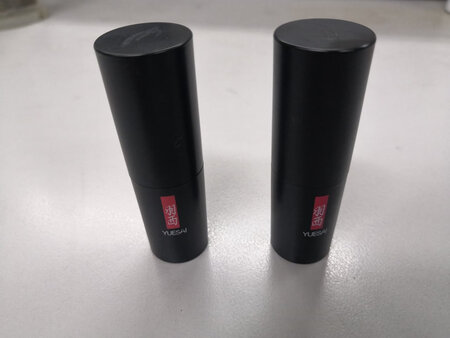 产品质感：质感柔和细腻
产品颜色：颜色很正，显白
持久效果：较持久
适合肤色：黄皮救星
滋润效果：很滋润，特别适合秋冬