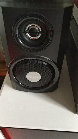 外形外观：够大，方正
做工质感：还行。
音质音效：可以。低音強，不能放太多
安装难易：简单
其他特色：音质可以。。。。