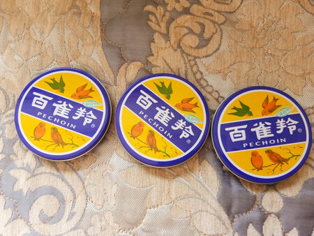 早就想买这样的产品，正如评价里说得妈妈的、小时候的味道。收货后打开来一闻，味道确实不如现在的产品，添加了很多香味，它就是草本本身的味道。但我们现在应该追求的不就是这种植物本身的天然的特性吗，涂在手上润润的，喜欢这种纯天然的感觉?