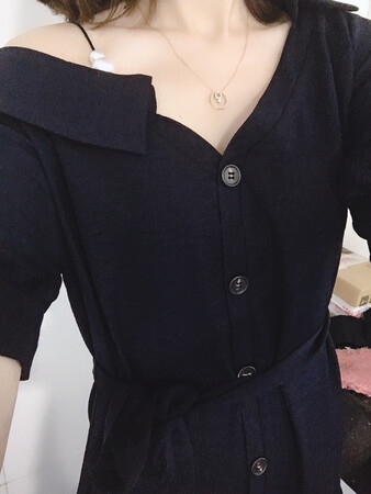 衣服很漂亮啊！拍之前一直犹豫是拍s还是xs结果拍的s还是有点大，今年的裙子领口都偏低，这款也不你加小按扣，上班穿会有些漏。