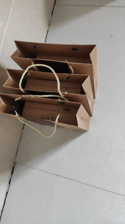 买了四盒，一盒有点碎，吃了一个感觉还不错，就是价格有点贵，送礼不错的